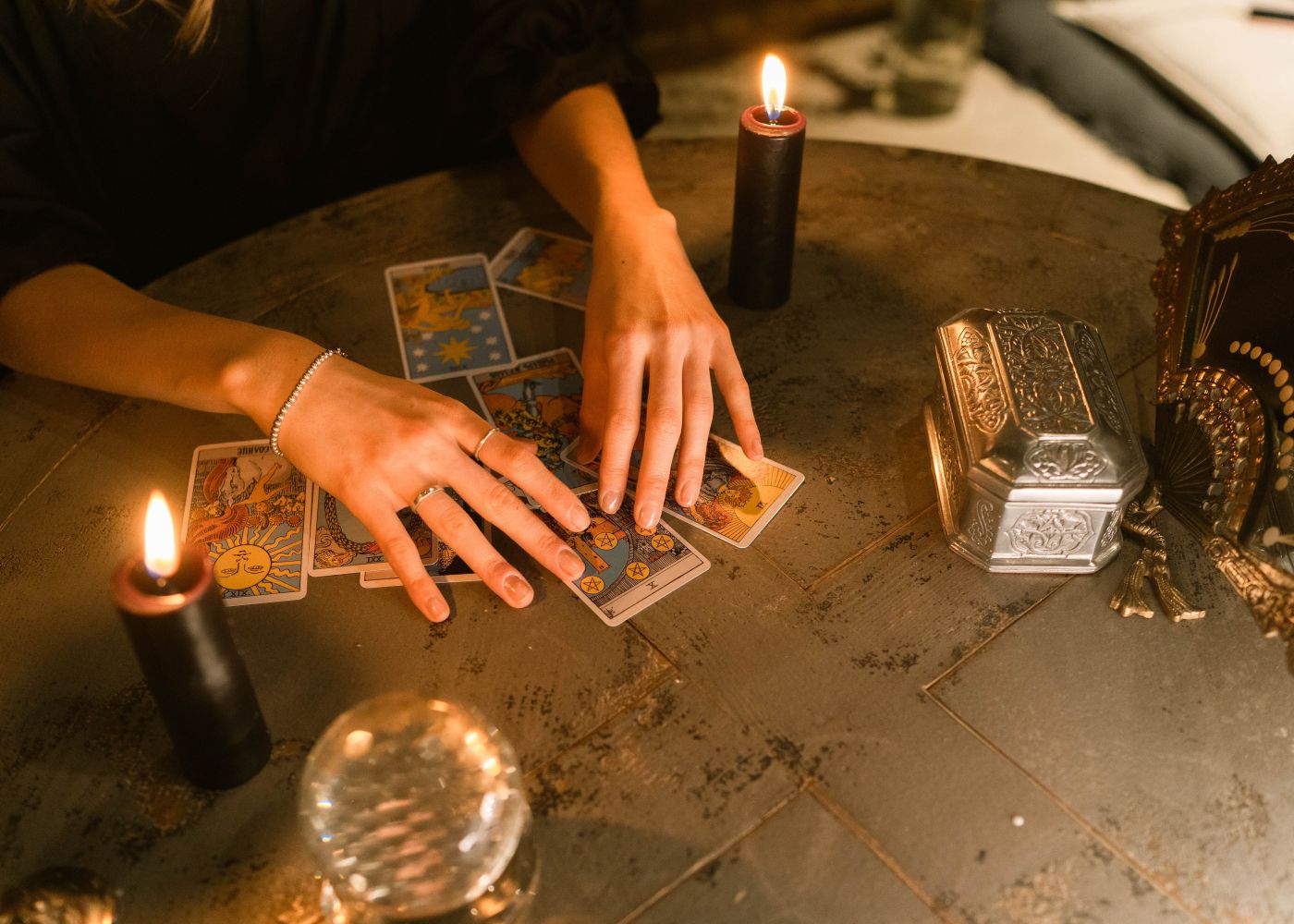Nee, tarot is niet magisch. Het is iets vreemders.