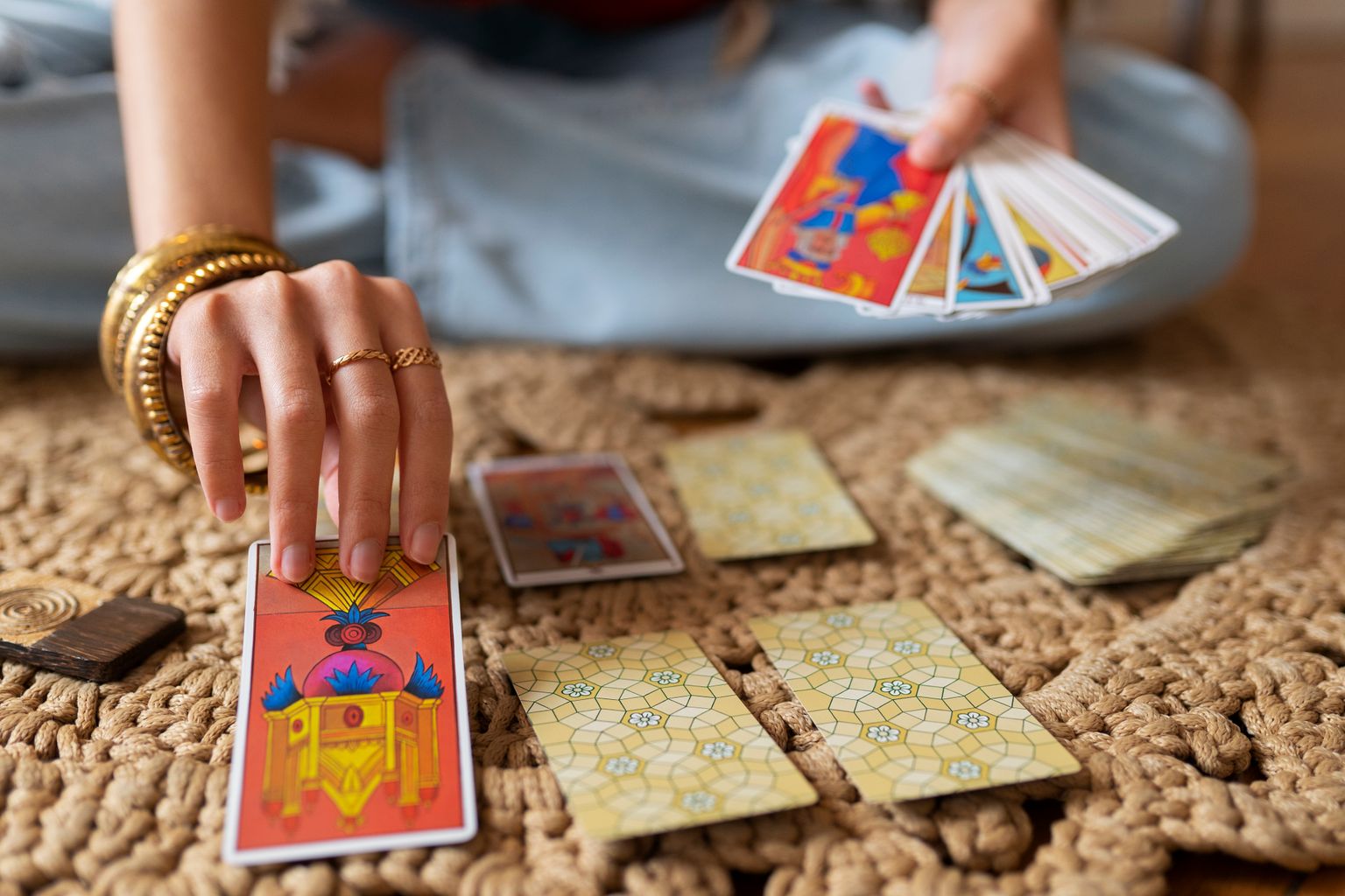 Tarot gaat niet over de toekomst voorspellen (en dat is juist het punt)
